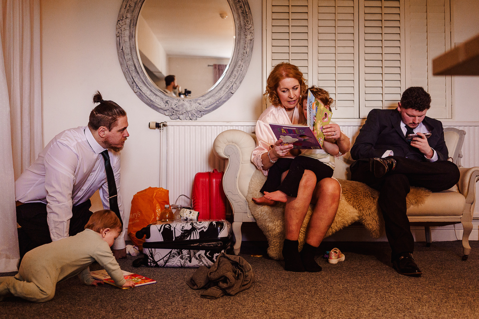 Bride's family relaxing on the morning of the wedding